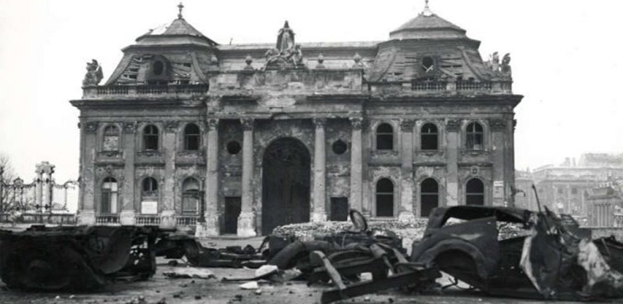Nevetve rombolták a kommunisták a Budai várat