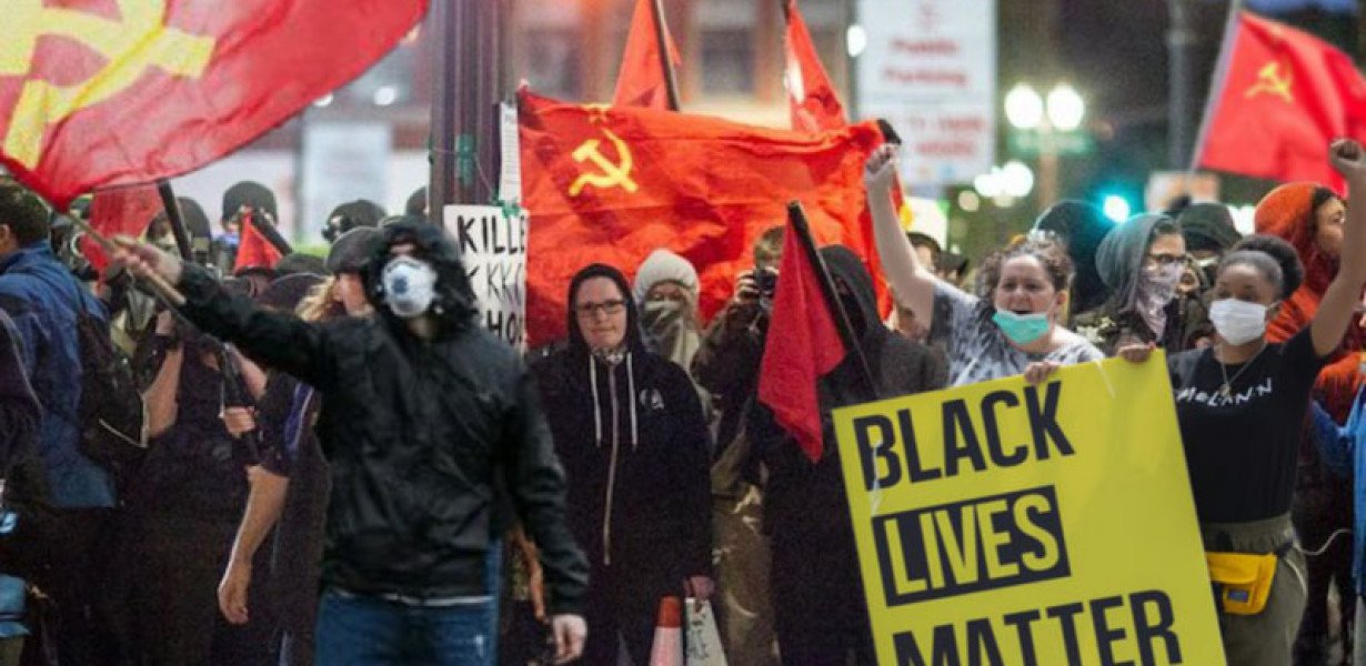 „Antifa” jeligére globális proletárforradalom csírázik az USA-ban
