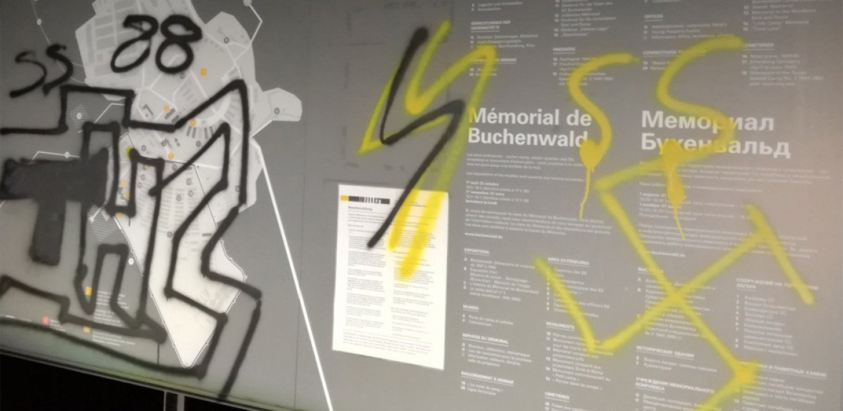 Horogkeresztekkel festették le a buchenwaldi koncentrációs tábor tábláját