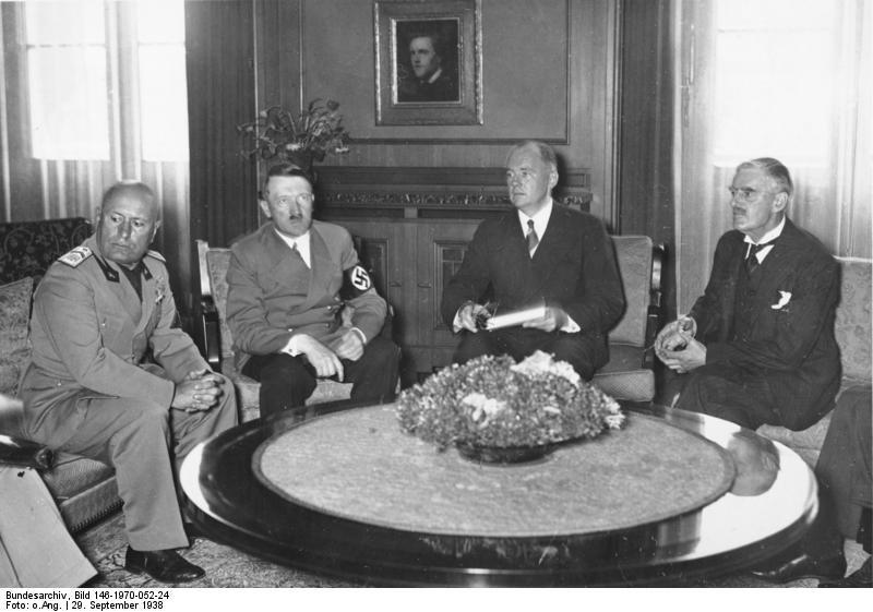 Mussolini Hitler Es Chamberlain A Muncheni Konferencia Targyaloasztalanal Nemetorszagban Kozottuk Hitler Tolmacsa Paul Otto Gustav Schmidt 1938 Szeptember 29