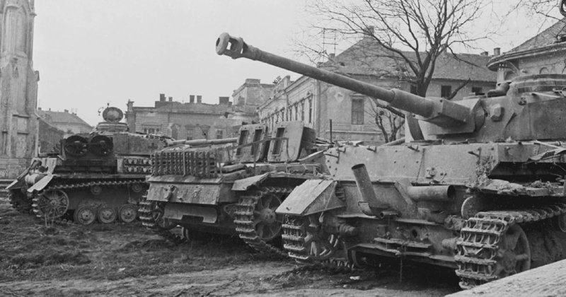 Benzinhiány miatt hátrahagyott német fegyverzet 1945 tavaszán Székesfehérváron