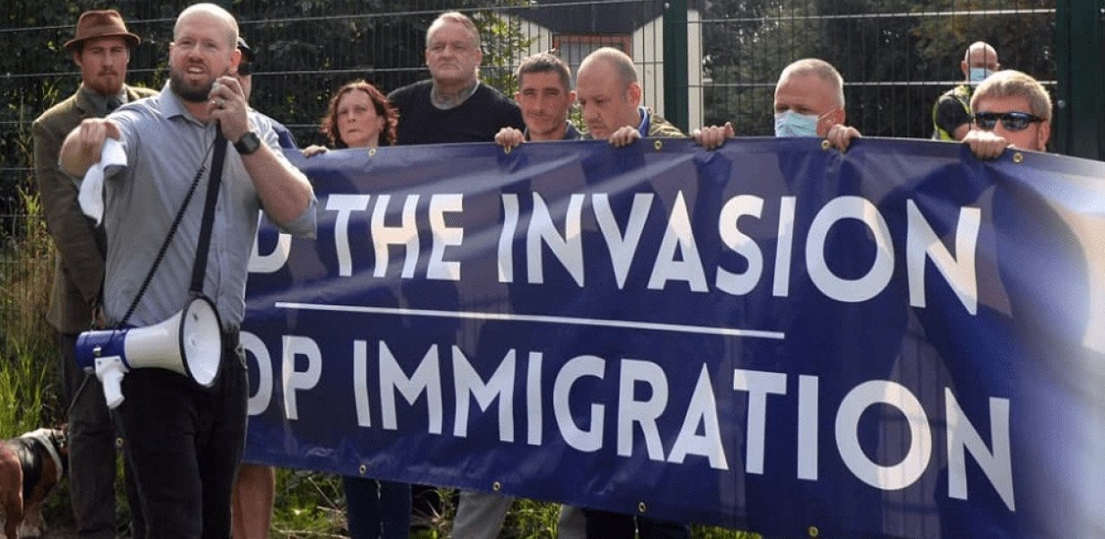 Bevándorlásellenes matricákkal szított „faji gyűlöletet” a brit nacionalista