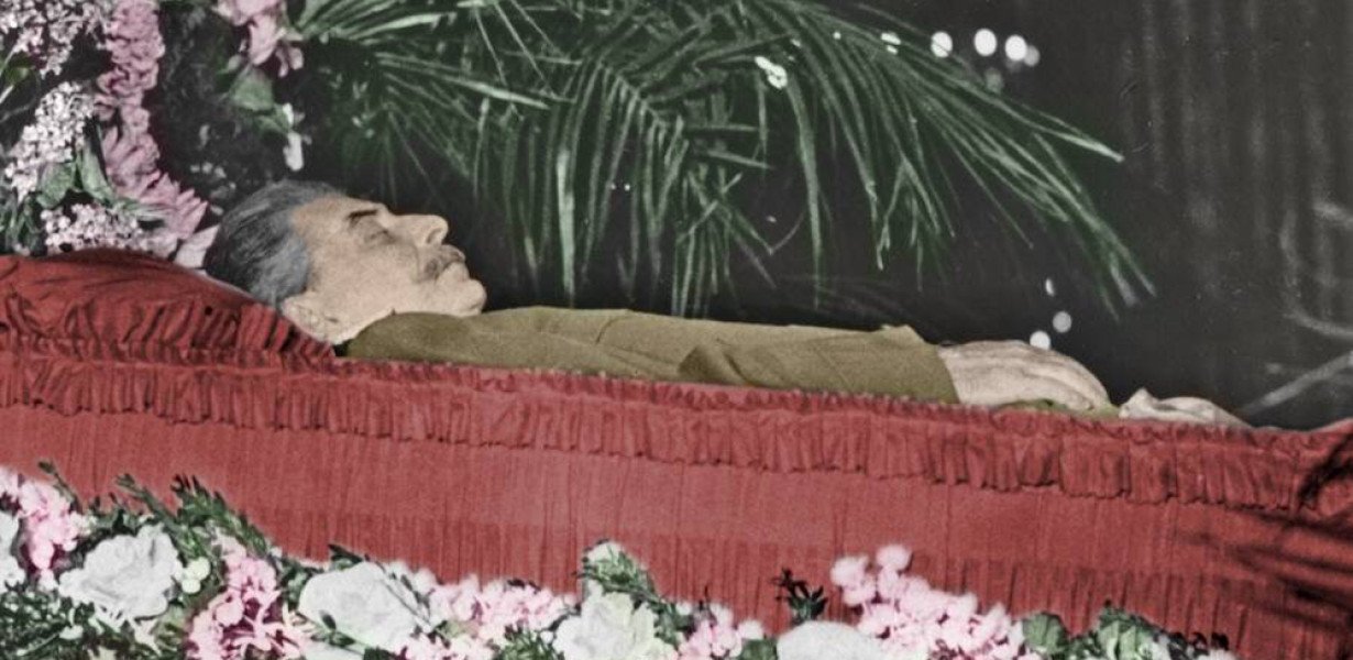 „Sztálin elvtárs mélyen alszik. Ne zavard őt, minket pedig ne zaklass”