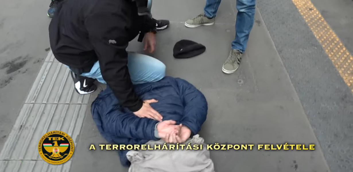 Kommandósok csaptak le egy „neonáci” fegyvernepperre a Nyugatiban