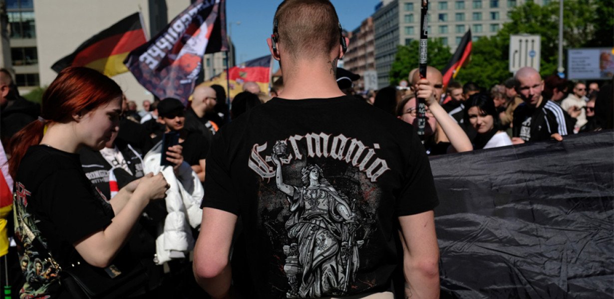 Hazaárulás, terrorizmus, „neonáci” nézetek: súlyos vádakat emeltek nyolc fiatallal szemben Németországban