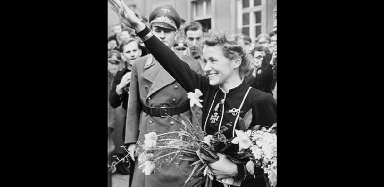 Élete végéig a szíve fölött hordta a Hitlertől kapott vaskeresztet a világ legsikeresebb pilótanője