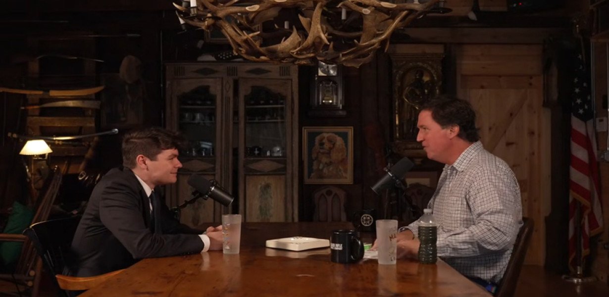 Tucker Carlson szalonképesítette Nick Fuentest – őrjöngenek a kóserkonzervatívok