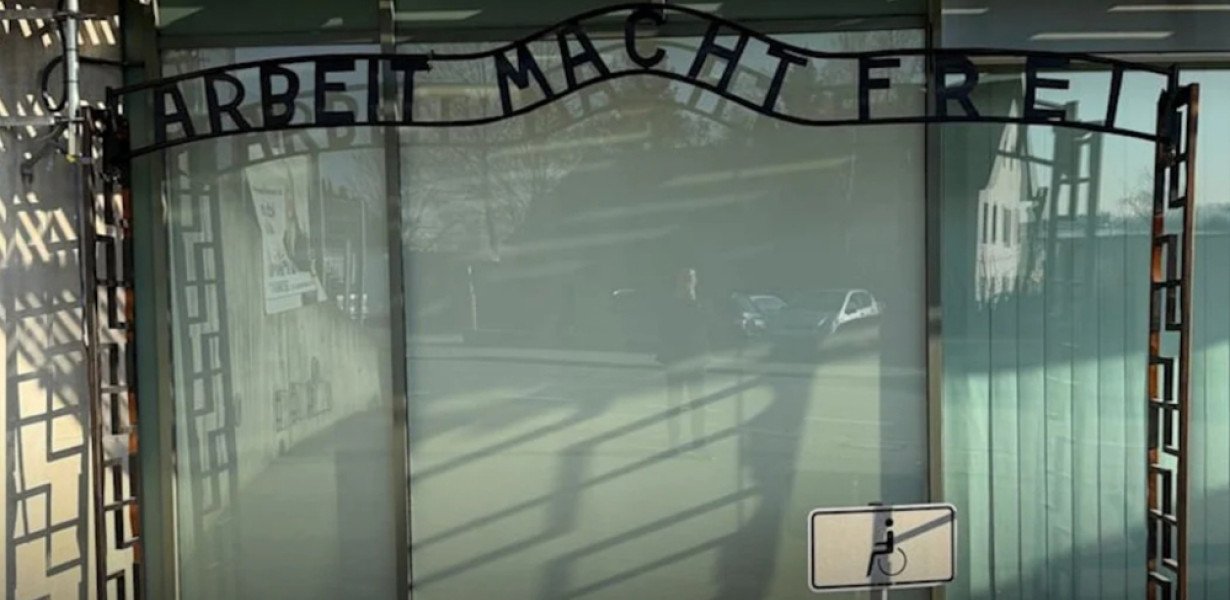 „Arbeit macht frei” – váratlan helyen tűnt fel az auschwitzi kapu másolata