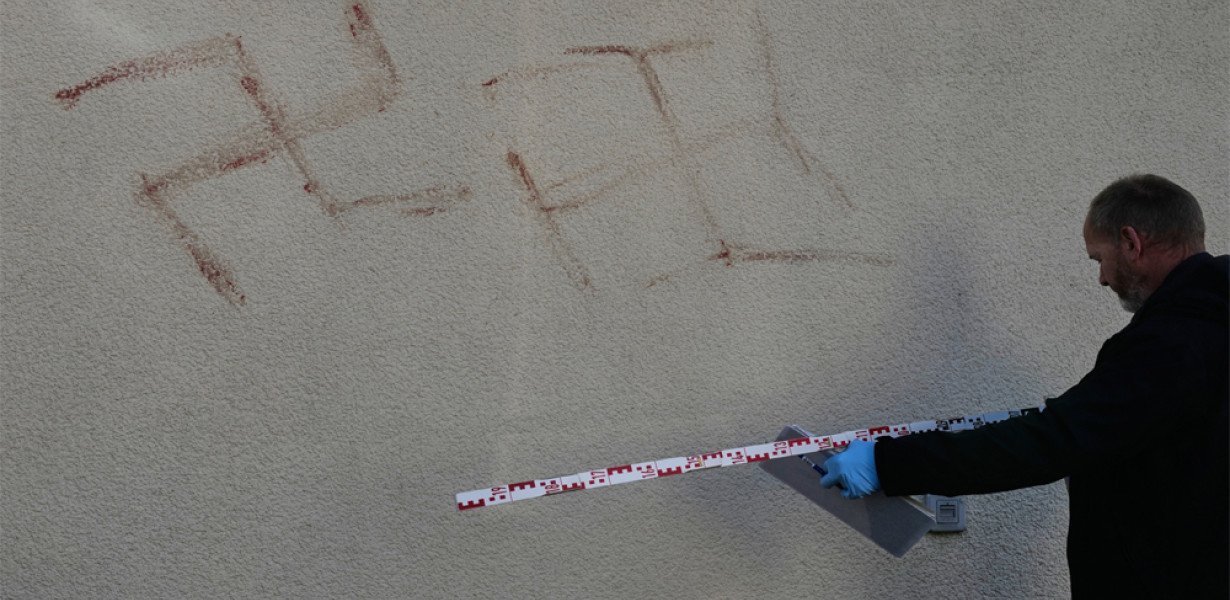 Saját vérével festett horogkeresztekkel graffitizett egy férfi