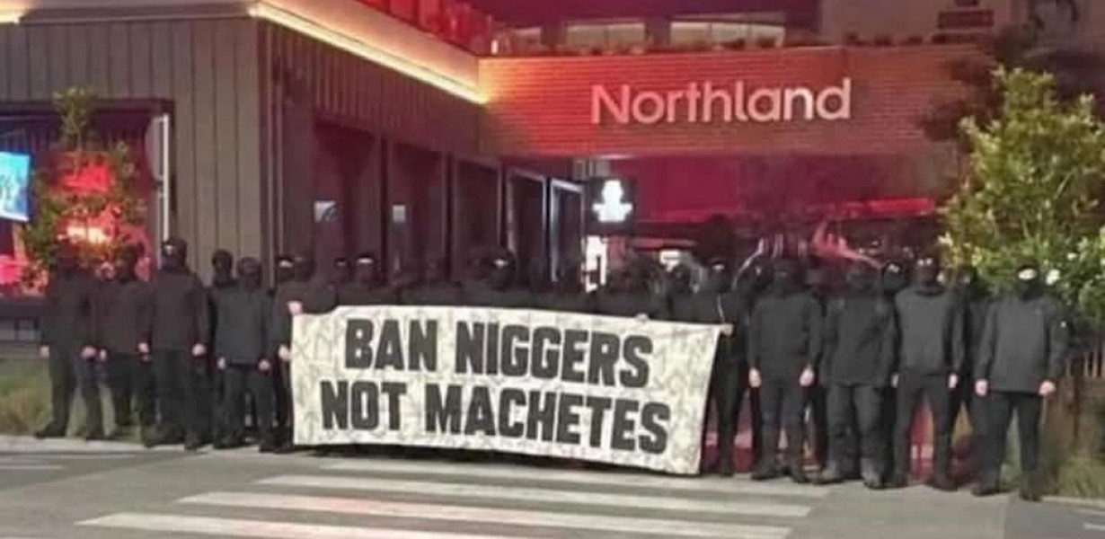 „Tiltassák be a niggereket, ne a machetékeket” – nemzetiszocialisták tüntettek Melbourneben
