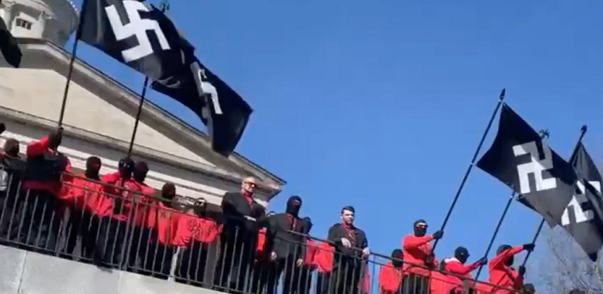 Horogkeresztes zászlókkal nemzetiszocialisták tűntek fel a tennessee-i Nashville belvárosában