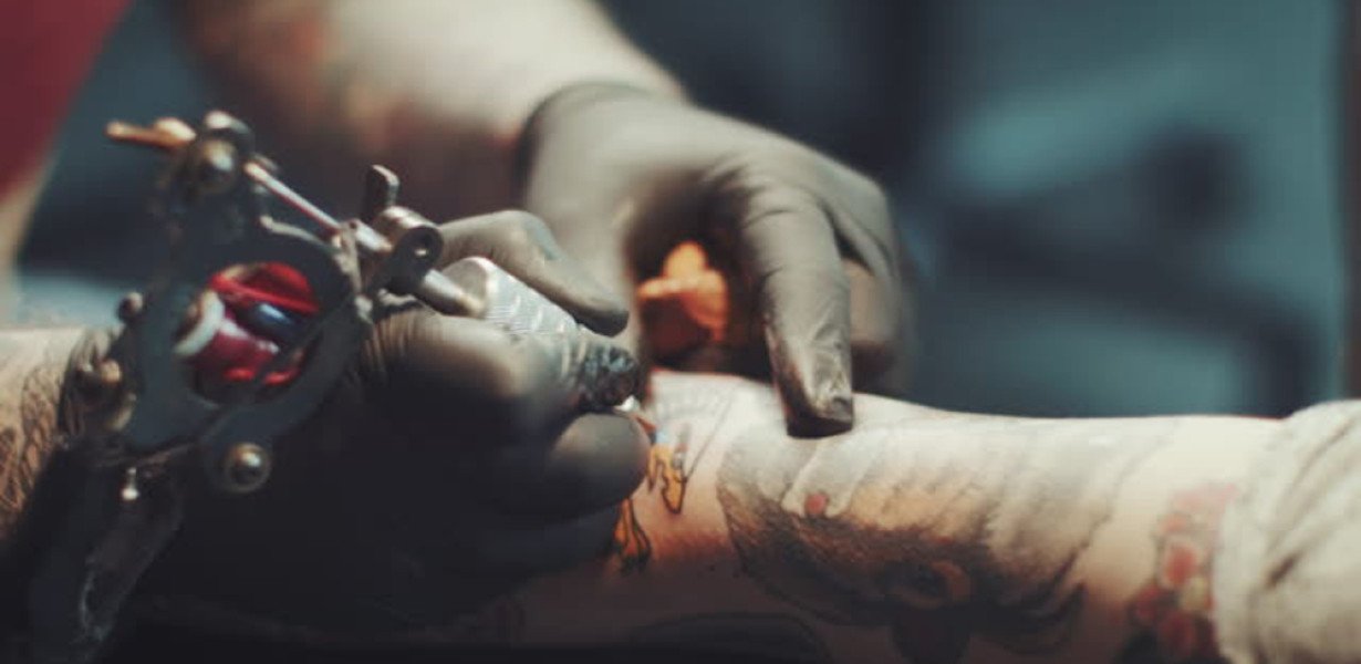 „Náci” tetoválásai miatt két és fél évet kapott egy magyar Ausztriában