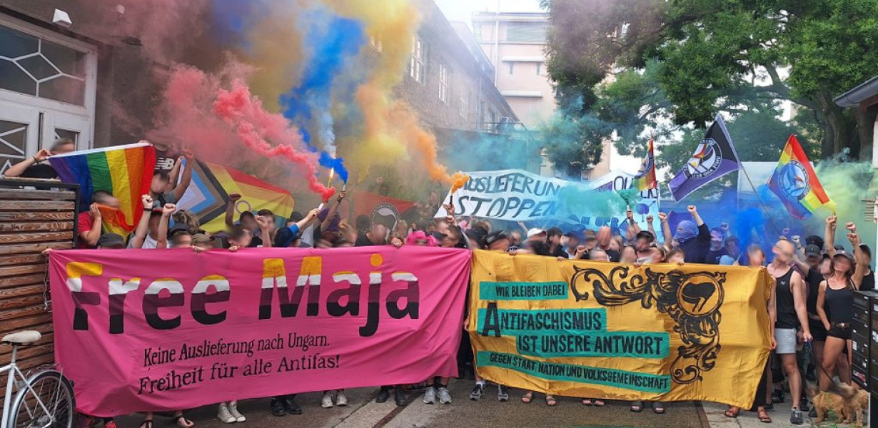 Üvöltözés és tüntetés a bíróság épülete előtt, folytatódott az antifa támadások tárgyalása