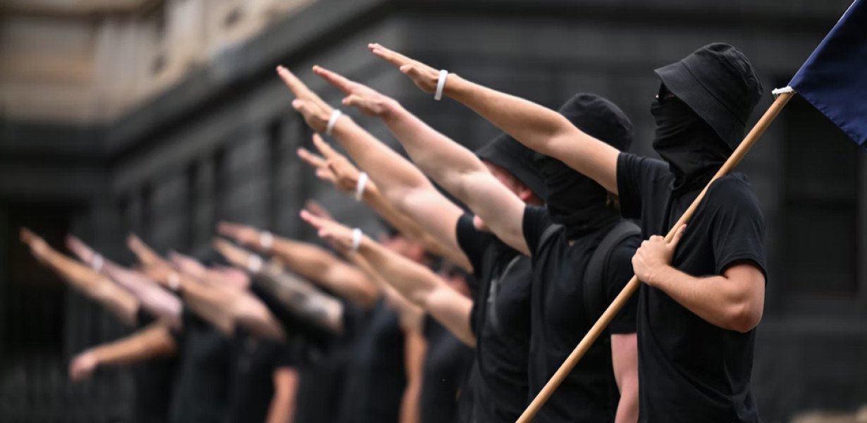 Antiszemitizmus és „náci szimbólumok” miatt utasítanak ki egy férfit Ausztráliából