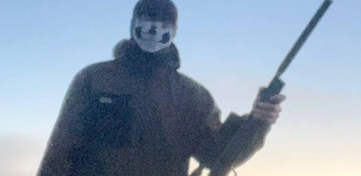 Bűnösnek találták a betiltott nemzetiszocialista csoporthoz csatlakozó brit tinédzsert