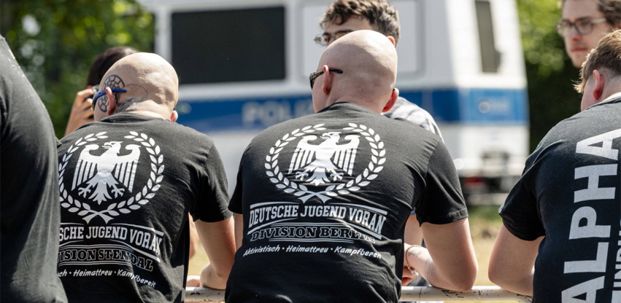 Tömeges razzia indult Németországban, „neonáci csoportok” kerültek a célkeresztbe