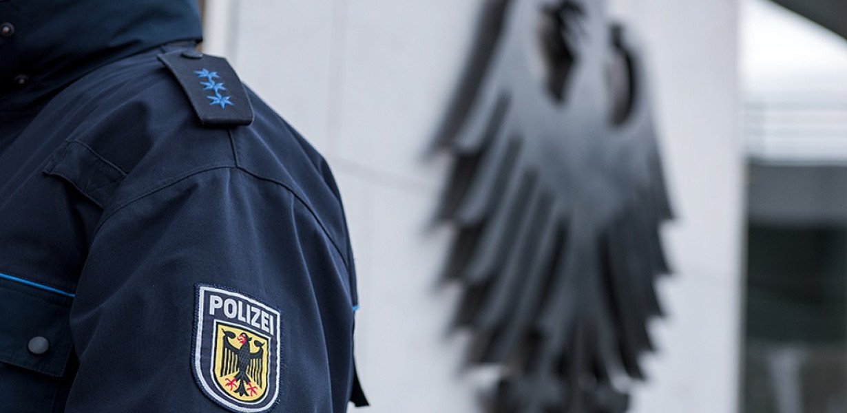Hazafias érzelmek kinyilvánítása miatt rendőrök vezették el az iskolából a 16 éves német lányt