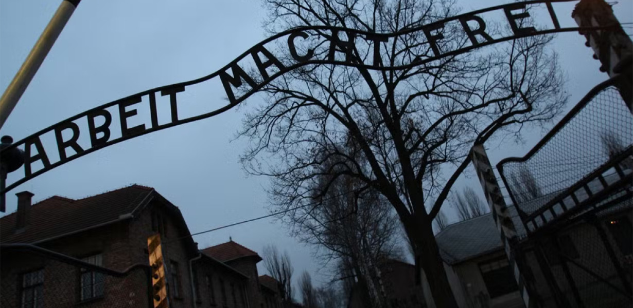 Karlendítés miatt vették őrizetbe a zsidó fiút Auschwitzban