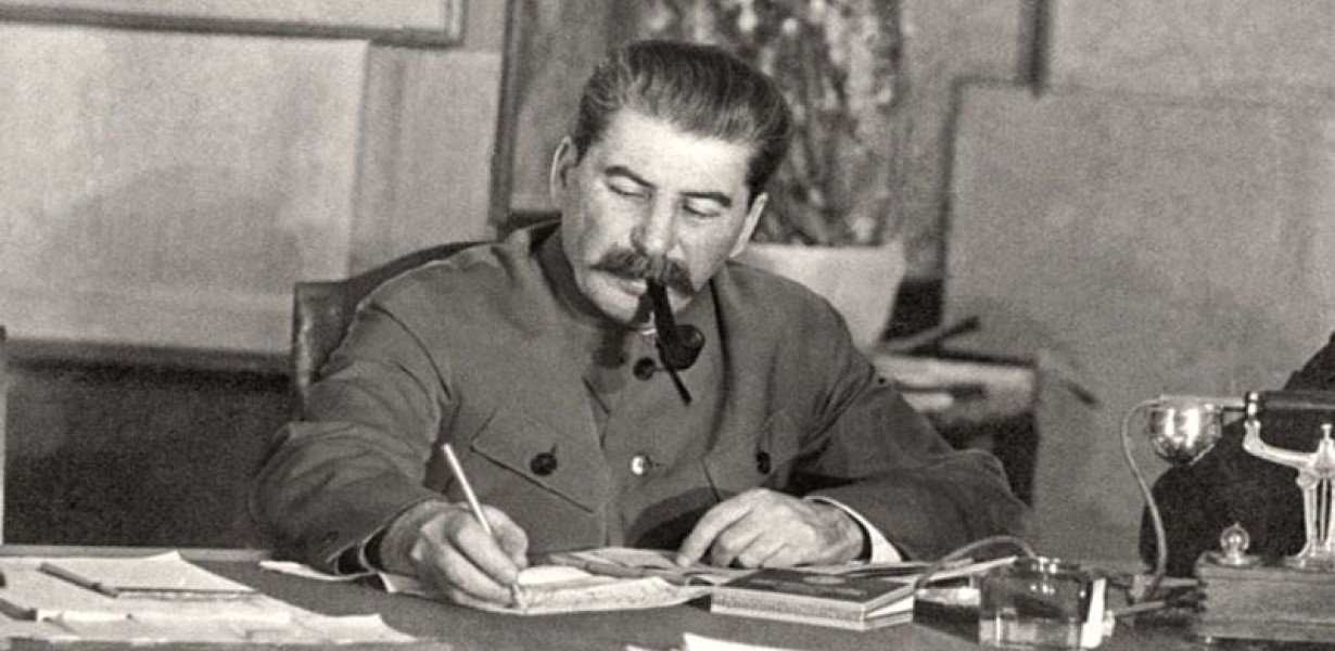 Sztálin nem kapott a verseiért Sztálin-díjat, de ezért kivételesen nem végeztetett ki senkit
