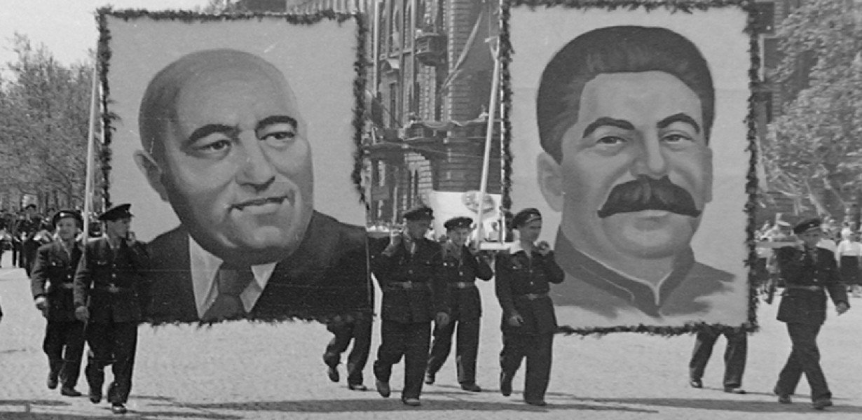 A kirakatperek kivégzései után Rákosi jutalomként Sztálin oldalán lakomázhatott a Kremlben