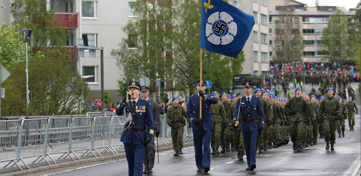 A finn légierő leveszi egységei zászlóiról a horogkeresztet