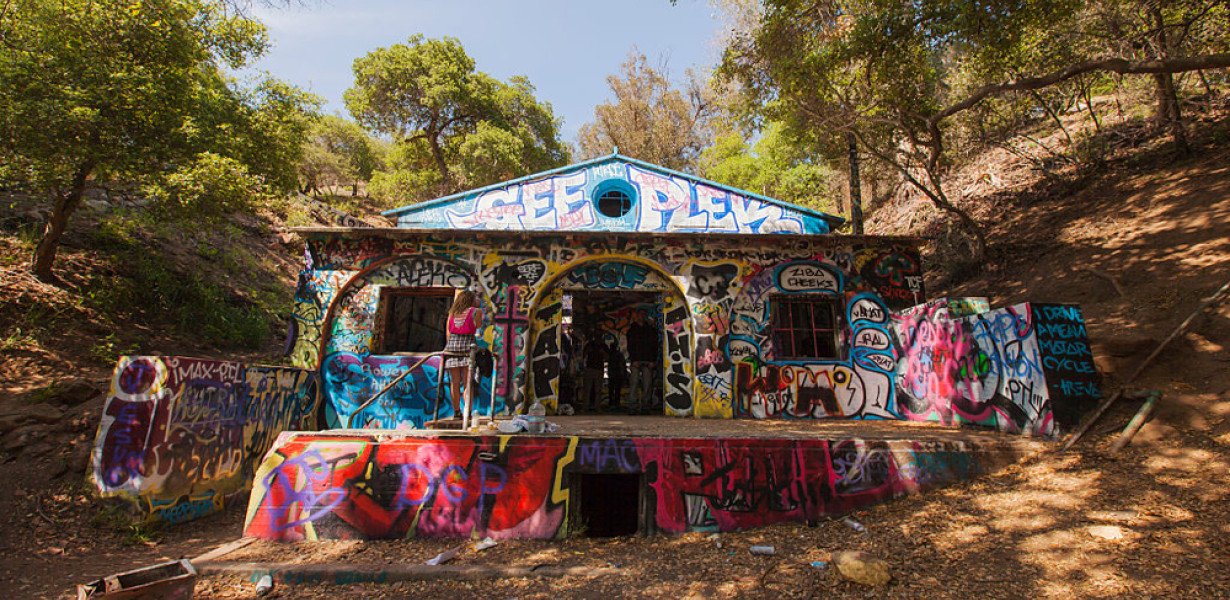 Graffitiparadicsommá vált a nemzetiszocialisták egykori kaliforniai birtoka