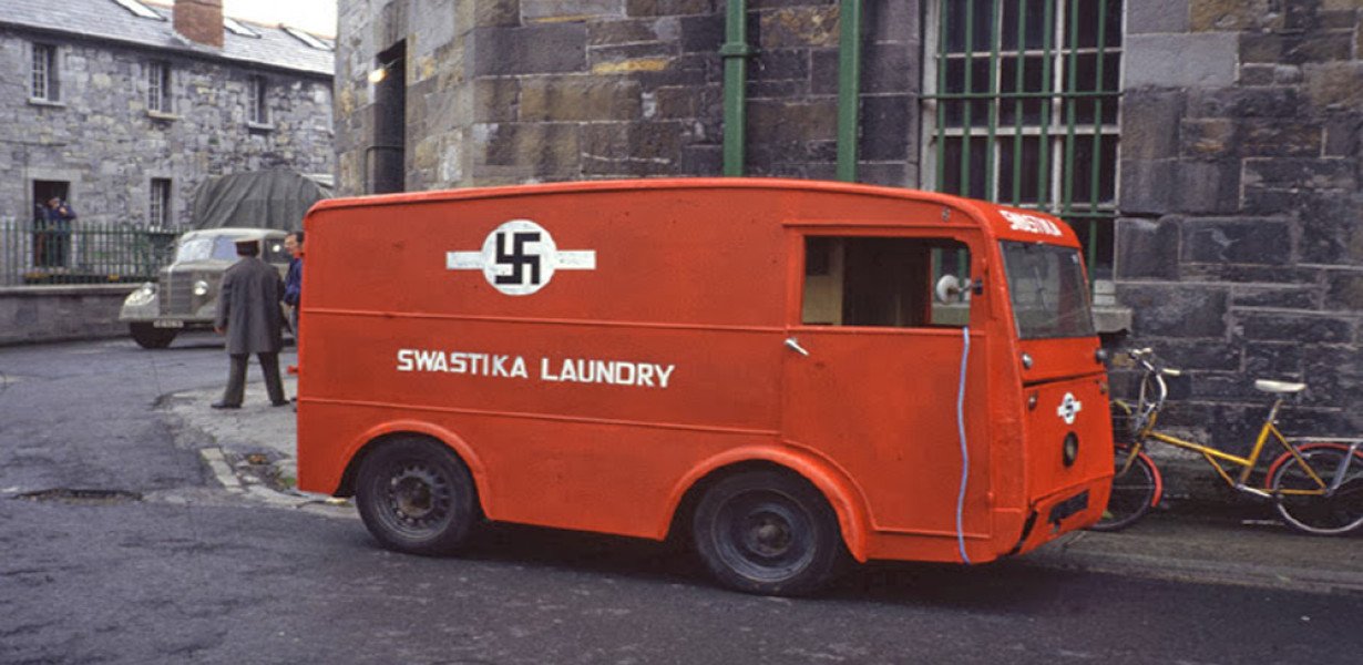 The Swastika Laundry: Mosson a Horogkereszttel!