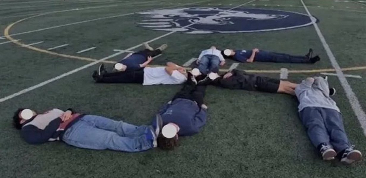 Testükkel formáztak horogkeresztet a középiskolások, sokkolták a zsidókat